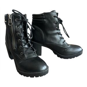 Chic Steve Madden Black Lace-Up Block Heel Boots with Zipper and Tread Size 8.5